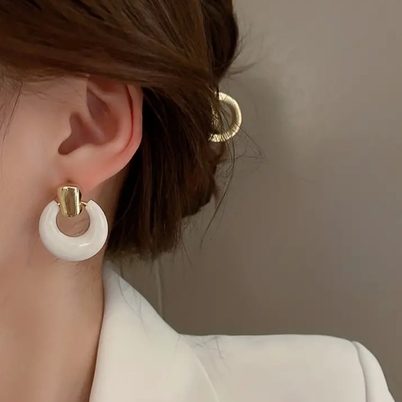 NEW| Timeless Shimmering Hollow Round Silver Posts Hypoallergenic Earrings - Picture 3 of 5